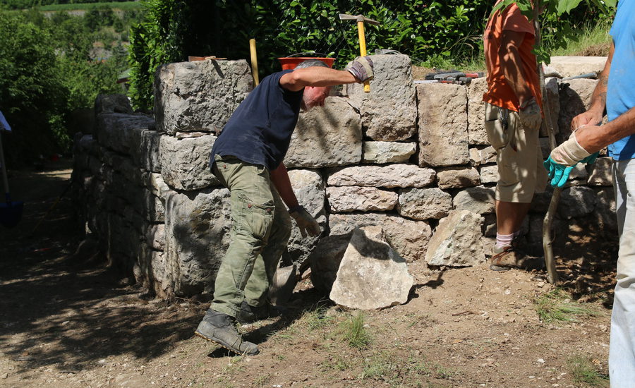 PAESAGGI TERRAZZATI E MANUFATTI IN PIETRA A SECCO. Valenze culturali e conoscenze tecniche dei muri in pietra a secco